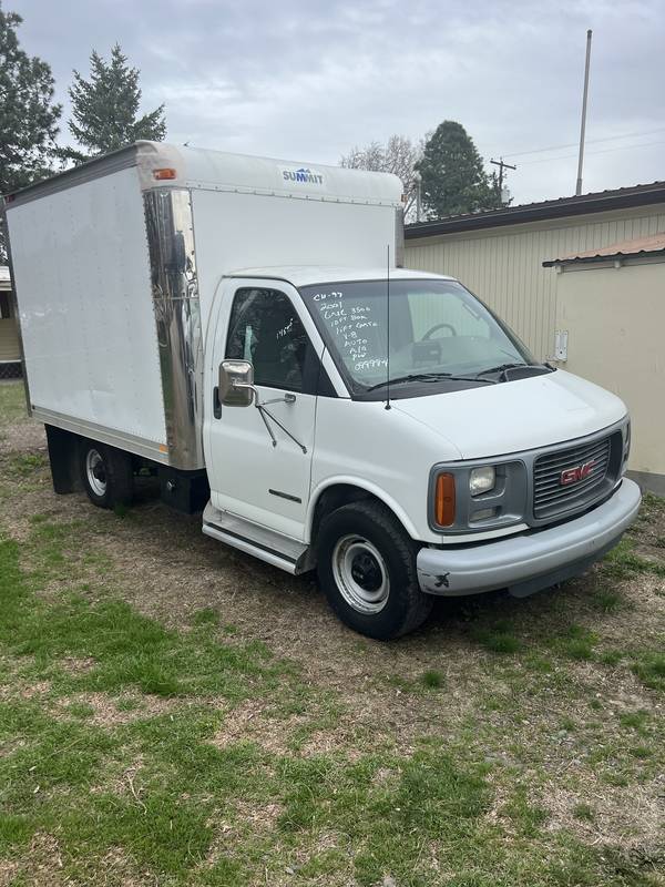2001 GMC 3500 10 ft Box truck w/LiftGate (CN 97))