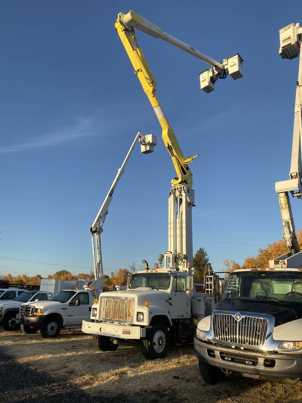 1999 IHC 80' Bucket Truck (CN 13))