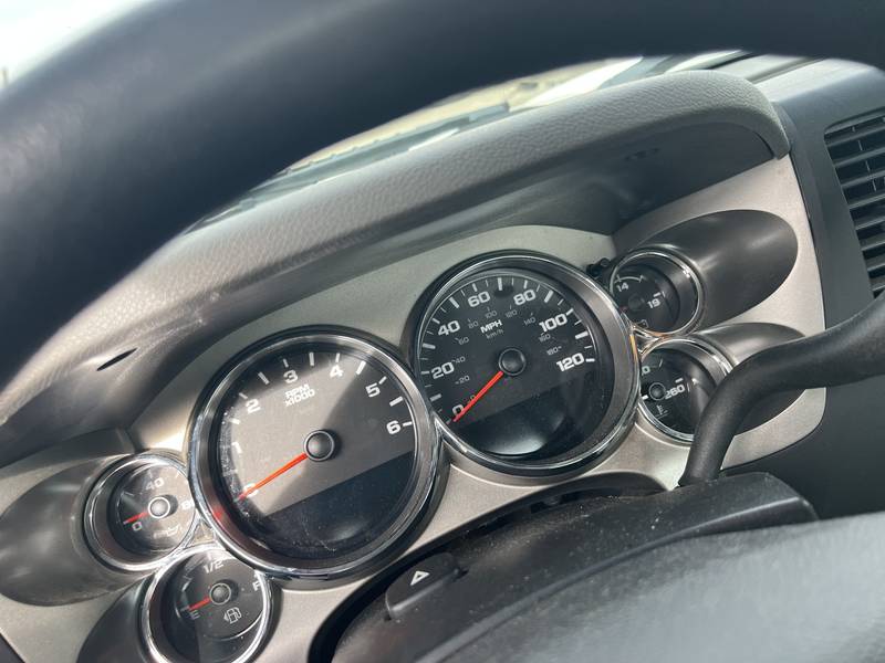 2014 Chevy 2500 HD pick up (CN 1012))