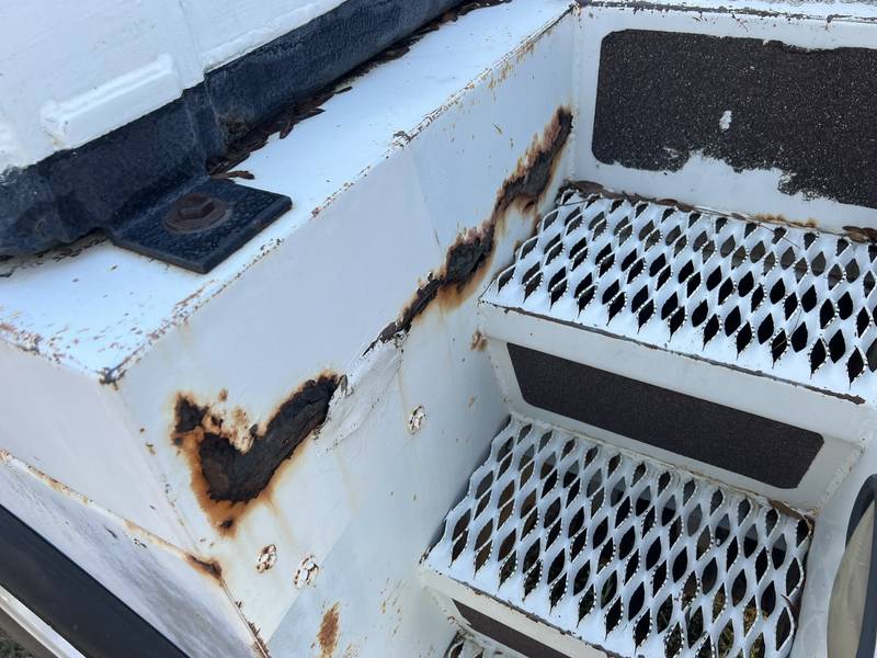 2004 IHC 4400 service lubricant truck (CN 1171)