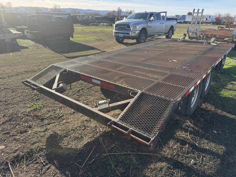 2009 Bentley 18ft Sno-cat T/A Equipment Trailer (CN 1026)