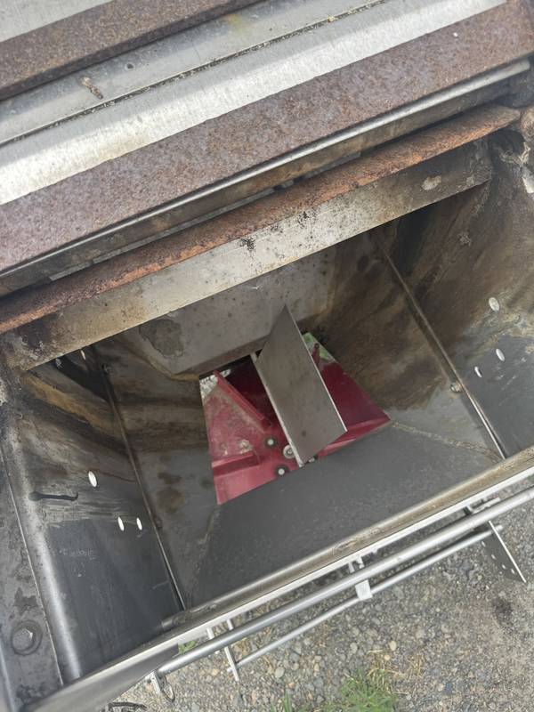 2009 IHC 7400 5YRD Dump W/ snow plow and stainless sander