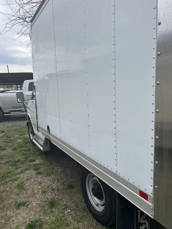 2001 GMC 3500 10 ft Box truck w/LiftGate (CN 97))