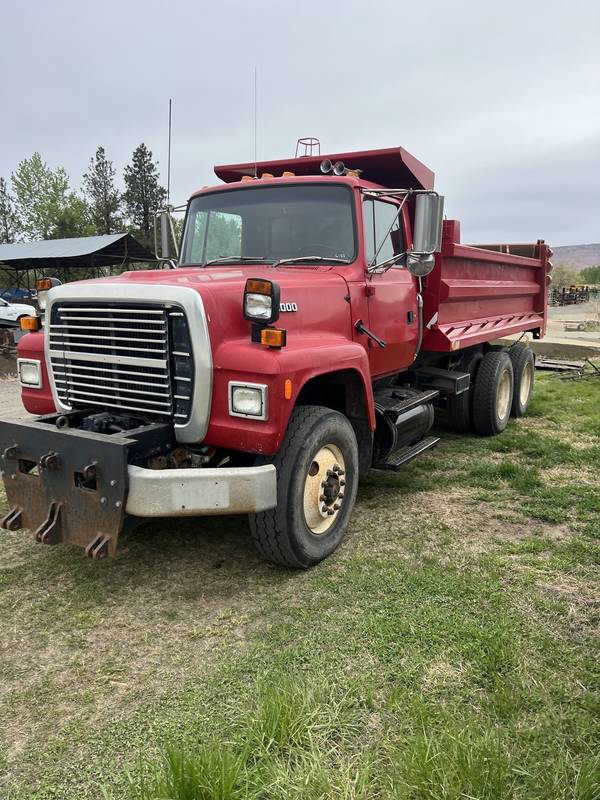 1993 Ford L9000 12 yrd Dump Truck (CN   ))