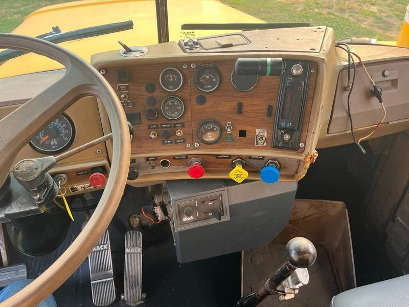 1980 Mack 4000 Gallon T/A Water Truck (CN-1008)