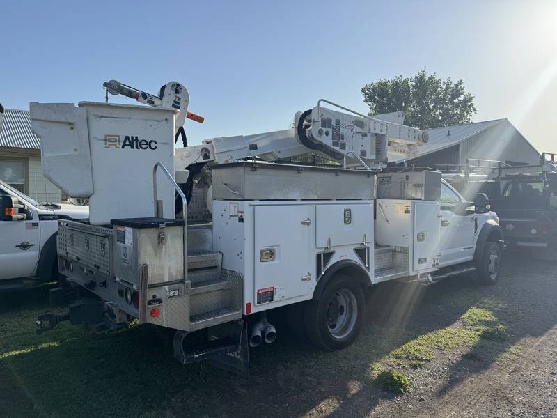 2017 Ford F550 4x4, 40 ft Altec Bucket, Bucket/ Material lift