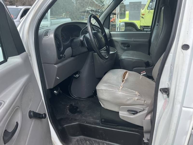 1997 Ford E350 16 ft box van w/ liftgate (CN 33))