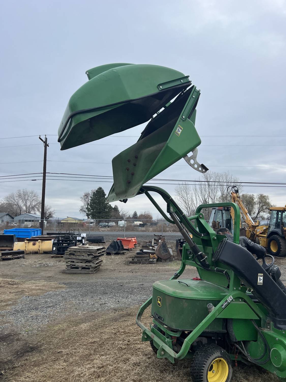 JD 1445, 4x4, Dsl, 60' Commercial Mower with Dumping grass catcher