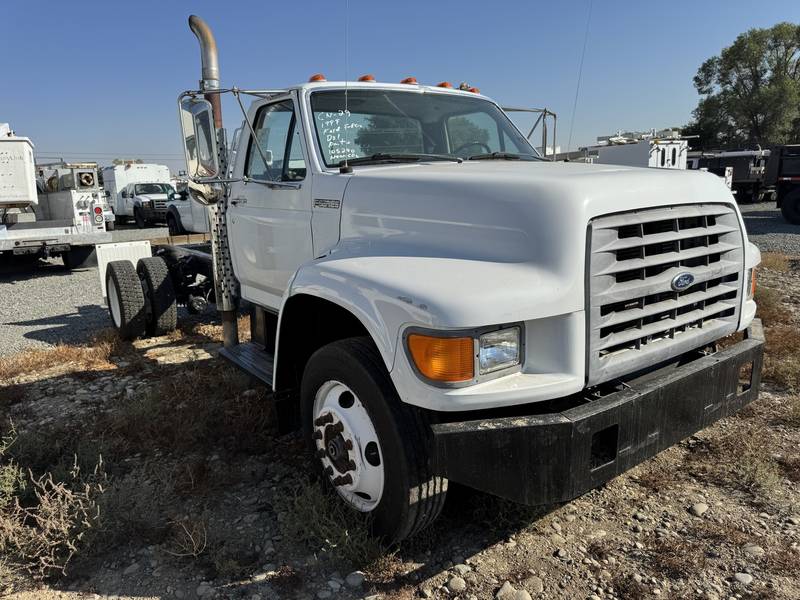 1999 Ford F800 cab chassis. (CN 29)
