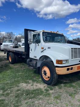1998 IHC 4900 16 ft flatbed truck with liftgate. (CN 1020))