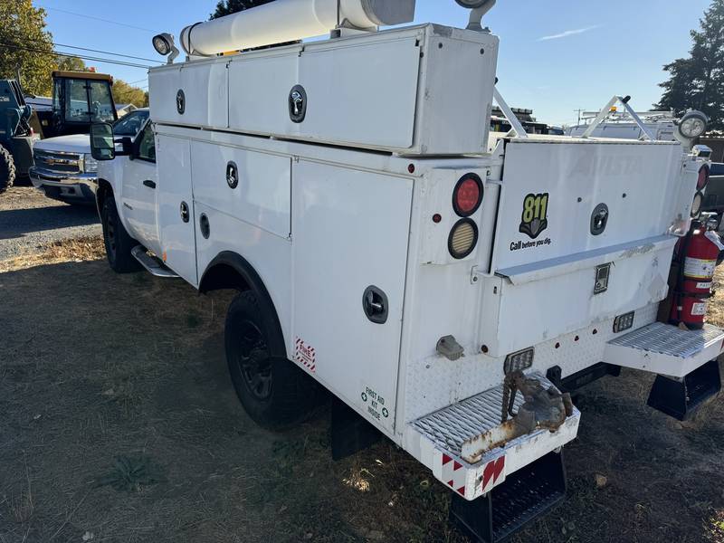 2013 Chevy 3500 4x4 Servive Utility (CN 32)