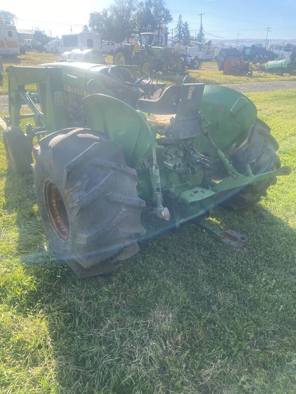 JD 2440 tractor w/loader