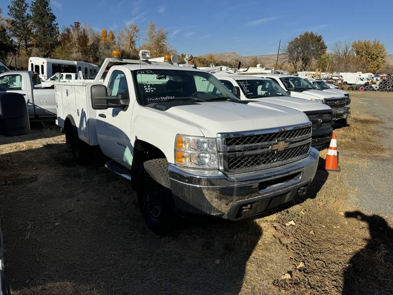 2013 Chevy 3500 4x4 Servive Utility (CN 32)