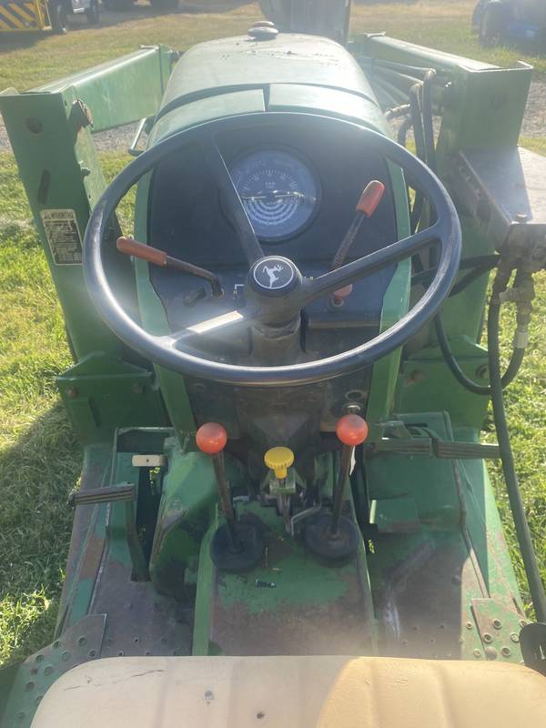 JD 2440 tractor w/loader