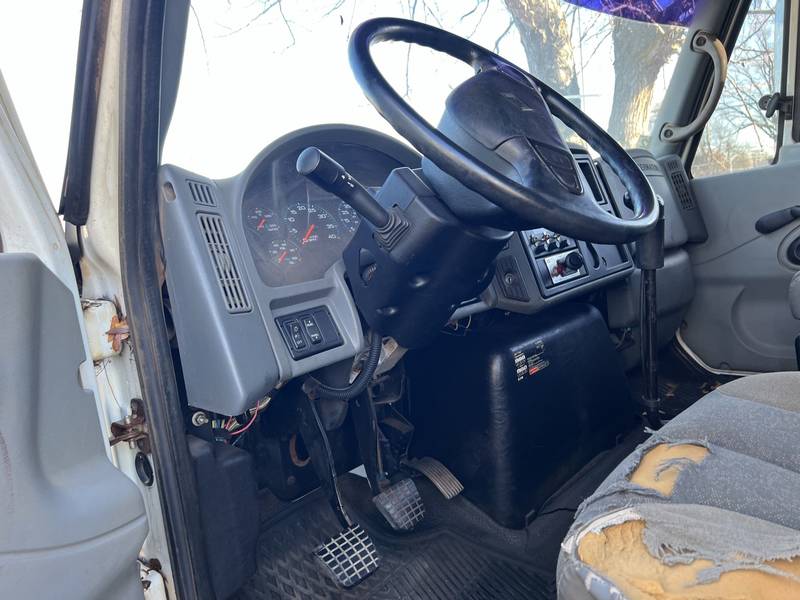 2004 IHC 4400 service lubricant truck (CN 1171)