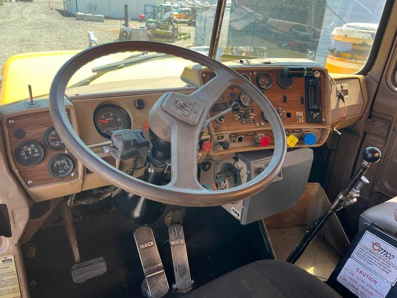 1980 Mack 4000 Gallon T/A Water Truck (CN-1008)