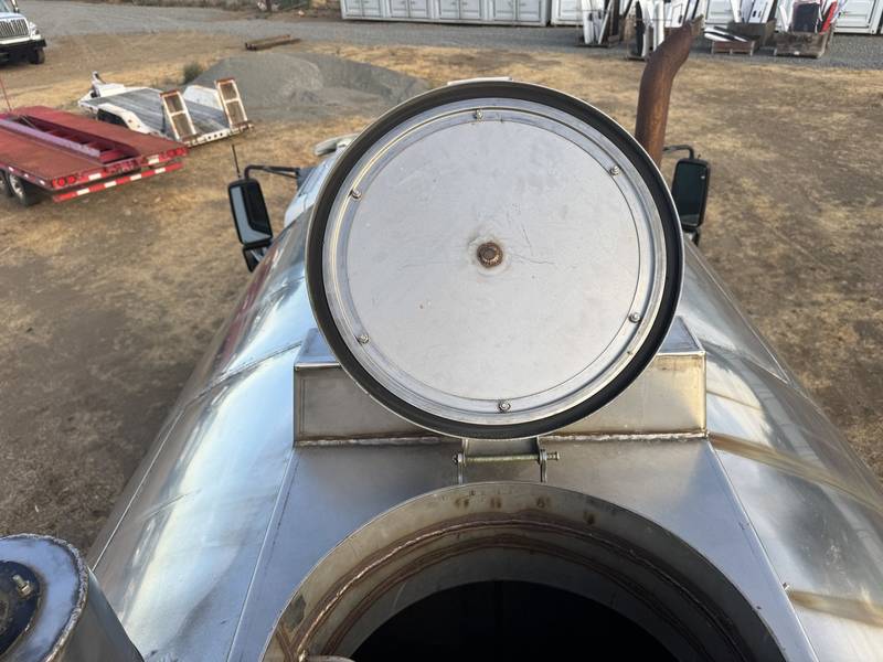 2005 IHC 7600, 2900 Gallon Stainless  Potable water/Flusher truck (CN 1073)