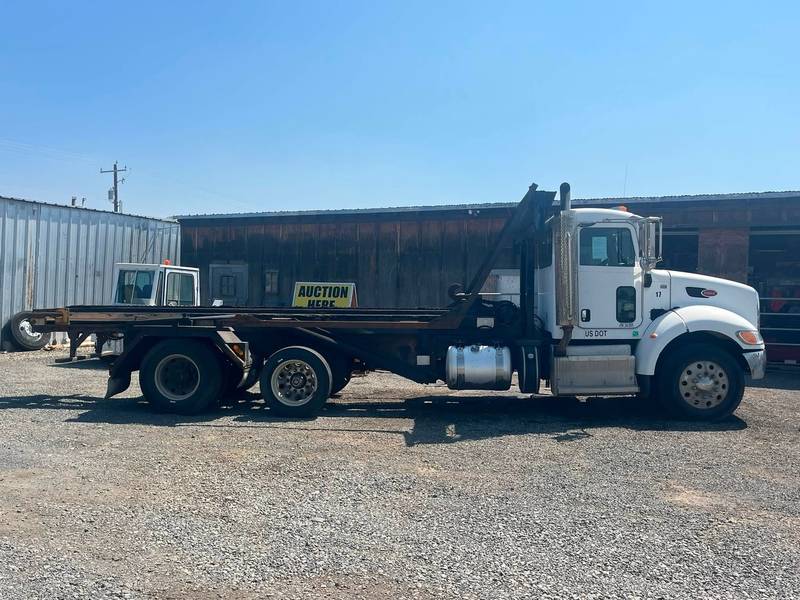 2012 Peterbilt 348 (CN-41)