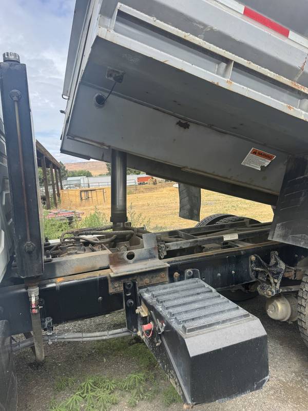 2009 IHC 7400 5YRD Dump W/ snow plow and stainless sander
