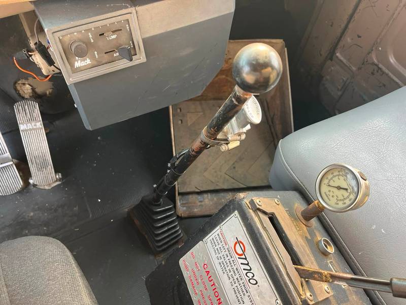 1980 Mack 4000 Gallon T/A Water Truck (CN-1008)