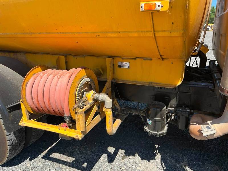 1980 Mack 4000 Gallon T/A Water Truck (CN-1008)