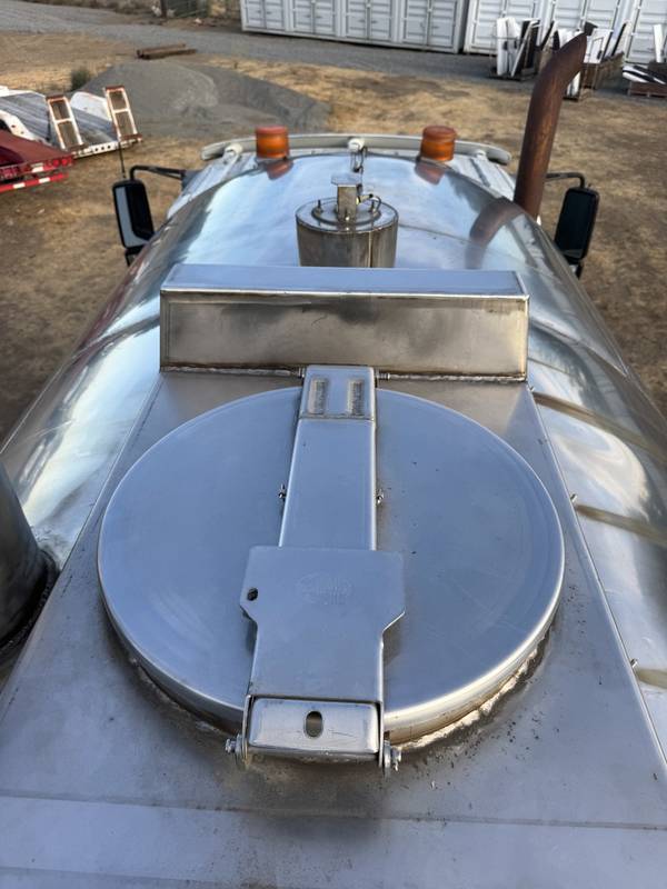 2005 IHC 7600, 2900 Gallon Stainless  Potable water/Flusher truck (CN 1073)