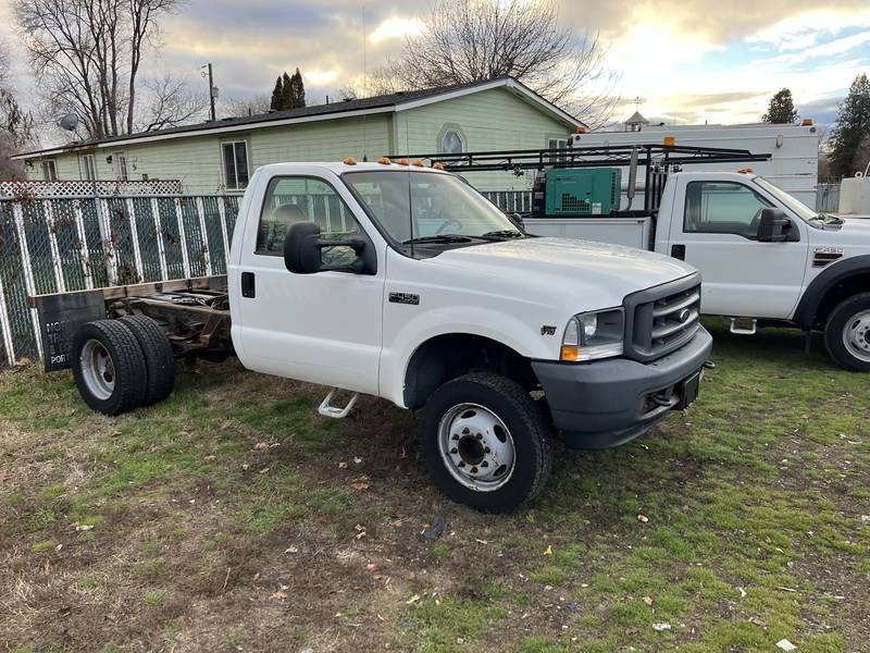 2003 Ford F450 Cab Chassis. (CN 1052)