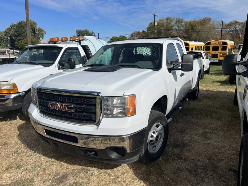 2013 GMC 3500 pickup w/ stellar hook unit. (CN 49))
