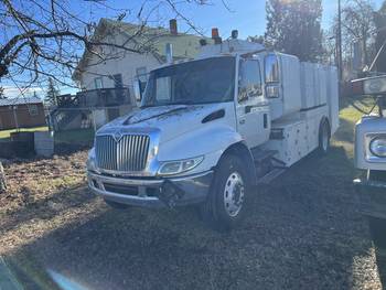 2004 IHC 4400 service lubricant truck (CN 1171)