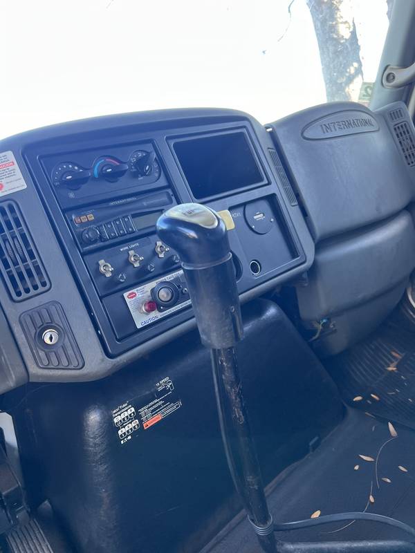 2004 IHC 4400 service lubricant truck (CN 1171)