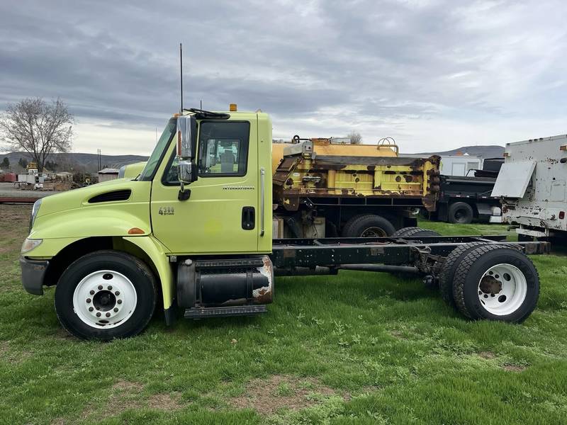 2007 IHC 4300, cab chassis. (CN 1096)