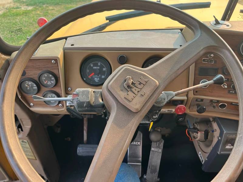 1980 Mack 4000 Gallon T/A Water Truck (CN-1008)