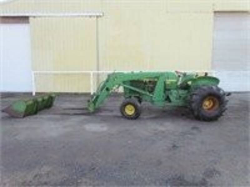 JD 2440 tractor w/loader