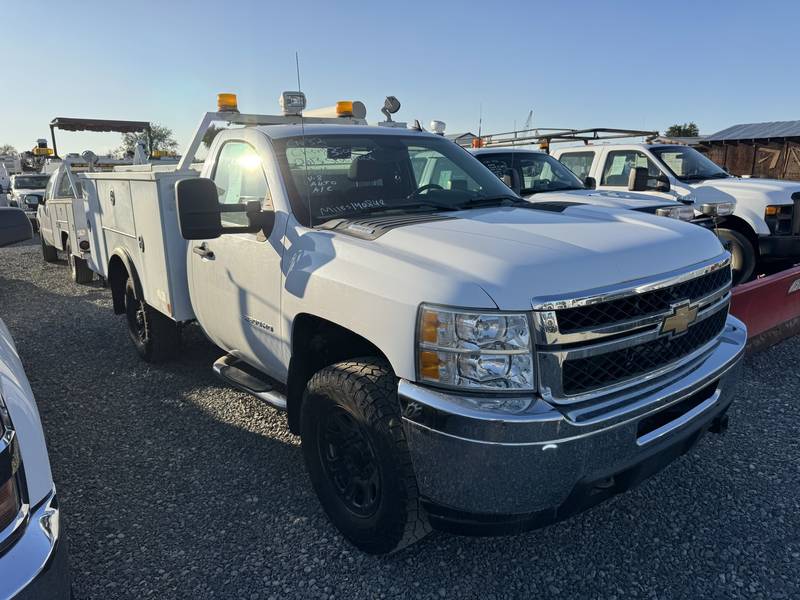 2013 Chevy 3500 4x4 Service Truck (CN 32)