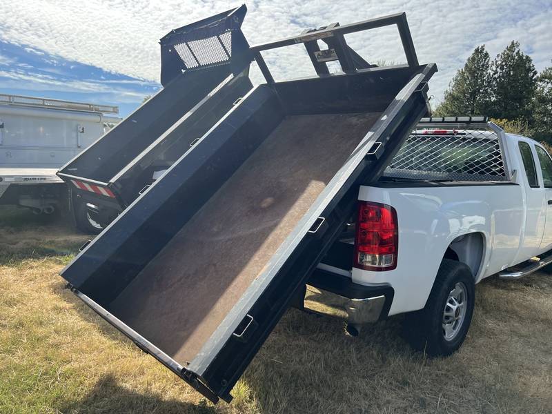2013 GMC 3500 pickup w/ stellar hook unit. (CN 49))