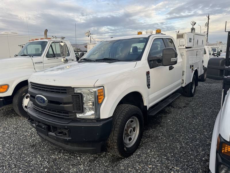 2017 Ford F350 XL 4x4, Utility box, (CN 1053)