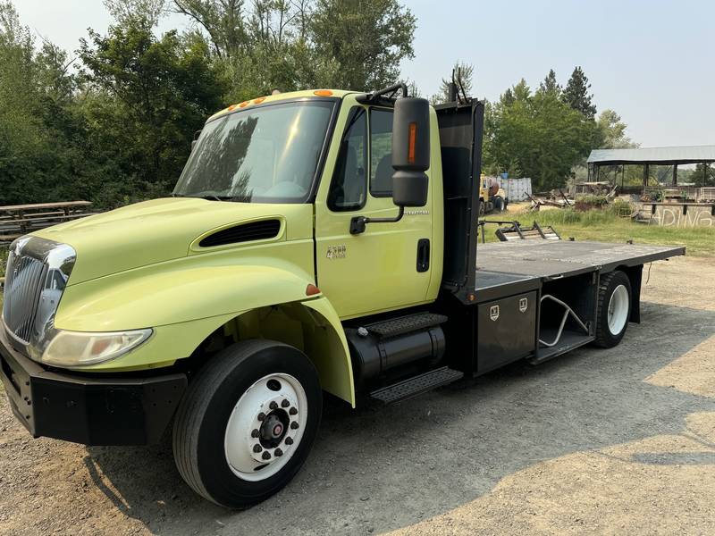 2003 IHC 4300 16 ft Flatbed Truck