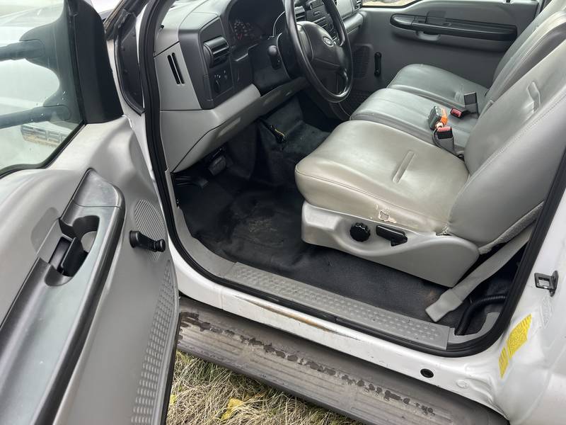 2005 FORD F350 XL 2-3 yrd DUMP TRUCK (LOT 68))