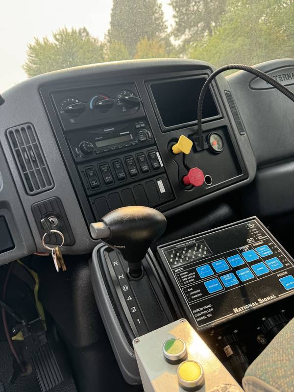 2003 IHC 4300 16 ft Flatbed Truck