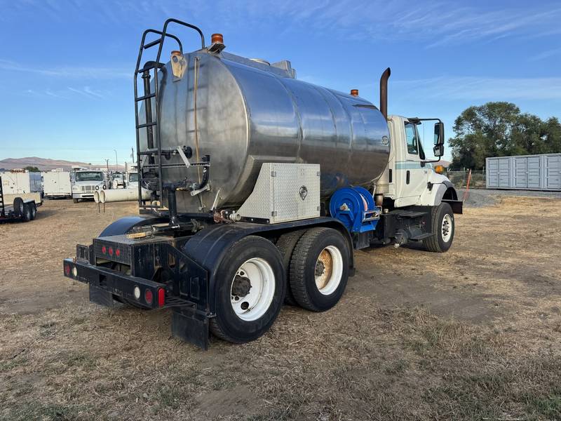 2005 IHC 7600, 2900 Gallon Stainless  Potable water/Flusher truck (CN 1073)