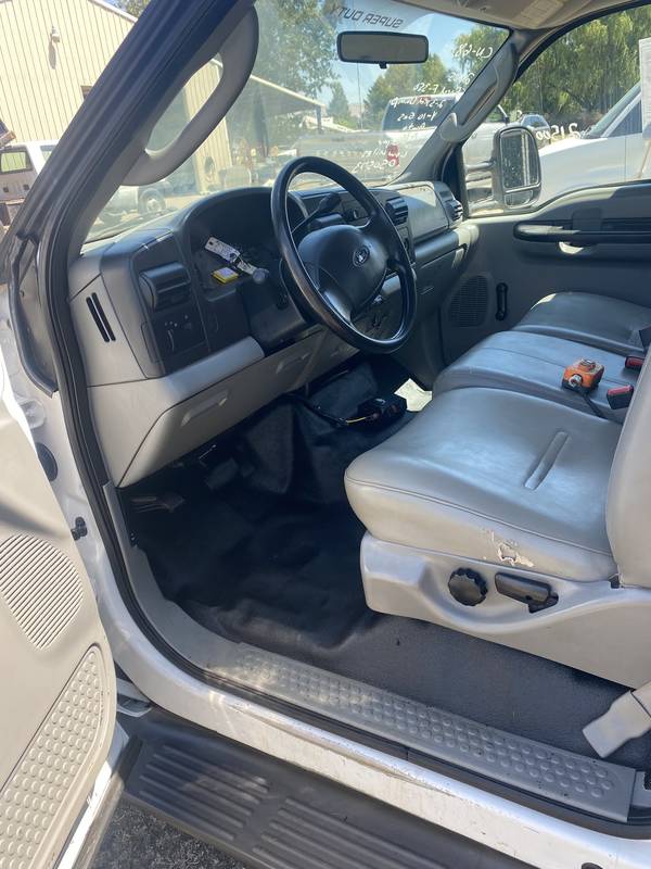 2005 FORD F350 XL 2-3 yrd DUMP TRUCK (LOT 68))