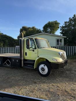 2003 IHC 4300 16 ft Flatbed Truck