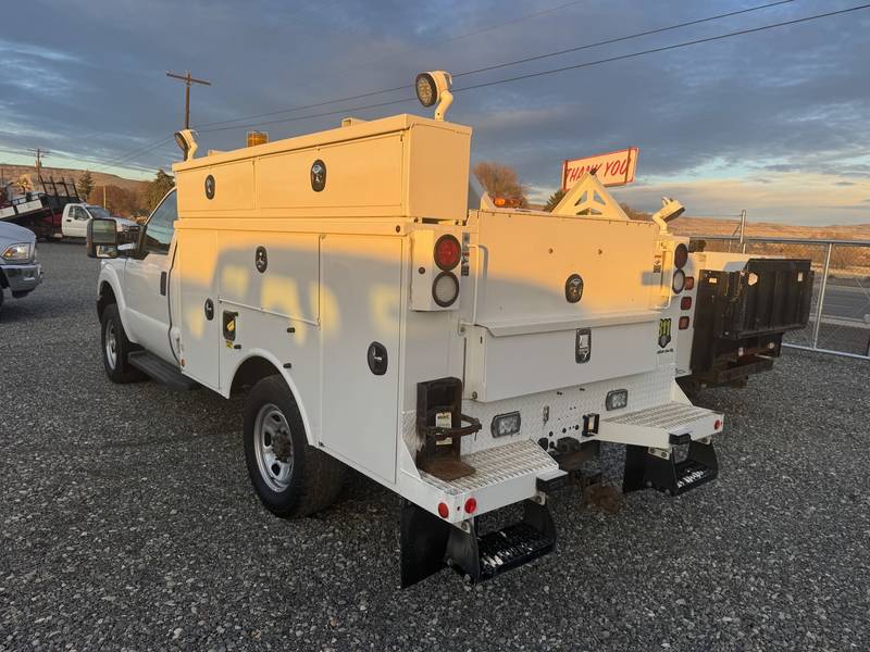 2016 Ford F350 4WD Utility Truck (CN 1055)