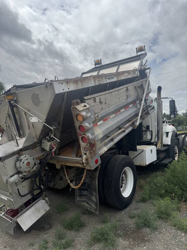 2009 IHC 7400 5YRD Dump W/ snow plow and stainless sander