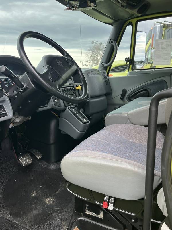 2007 IHC 4300, cab chassis. (CN 1096)