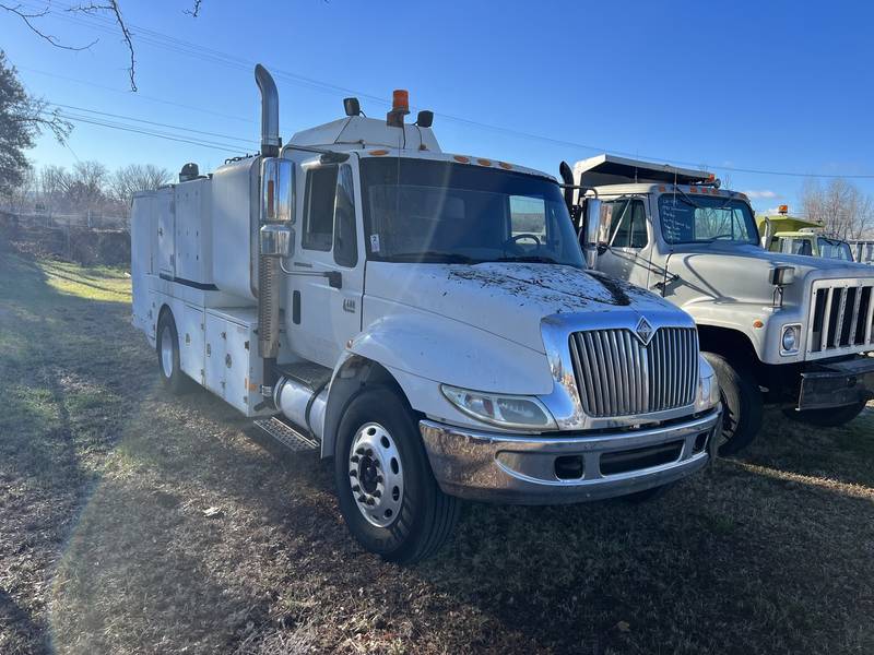 2004 IHC 4400 service lubricant truck (CN 1171)