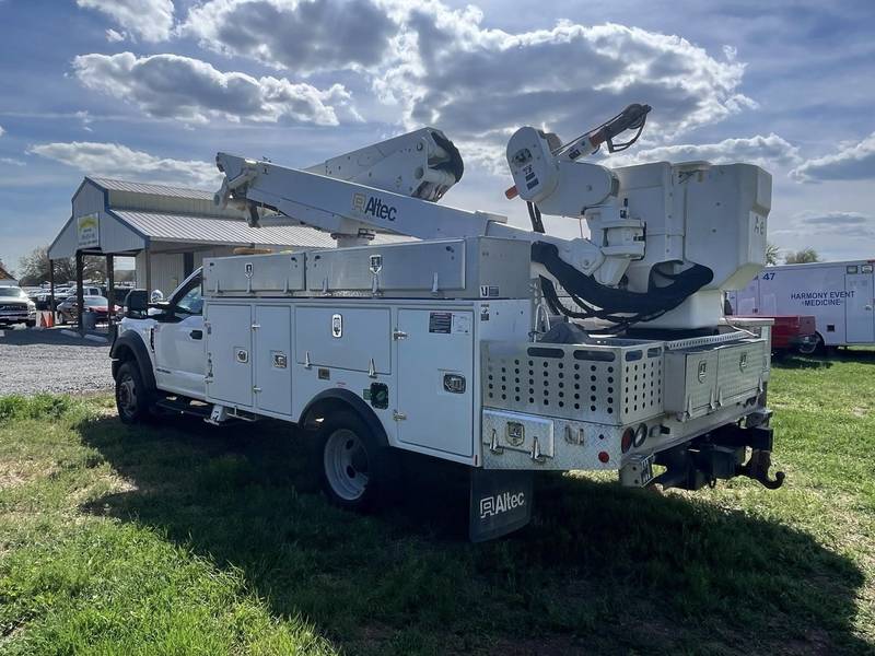 2019 Ford F550 4x4 40 ft Bucket Truck with material lift(CN 1004)