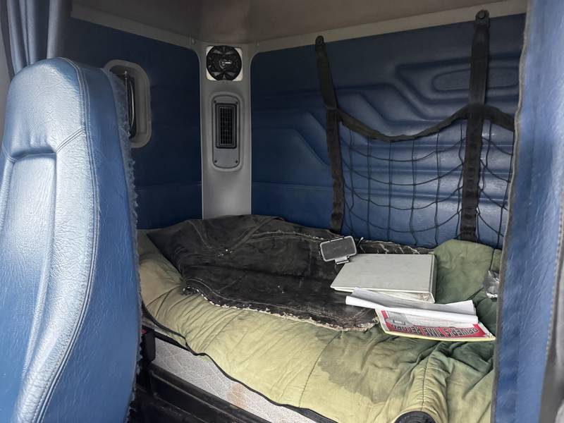 2006 Freightliner tractor truck W/Sleeper