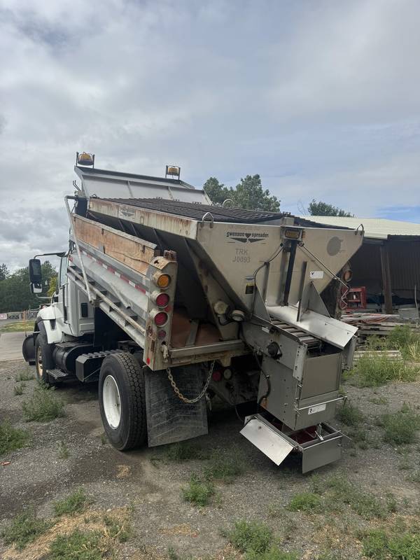 2009 IHC 7400 5YRD Dump W/ snow plow and stainless sander