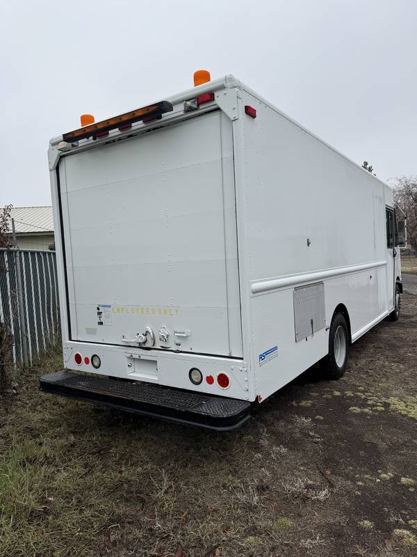 2006 Utilimaster workhorse 18 ft Van (CN 30)
